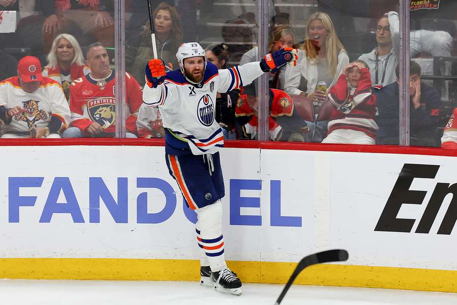 Leon Draisaitl jubelt vor sichtlich enttäuschten Florida-Fans.