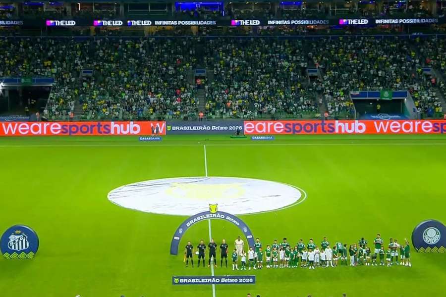 Hino nacional foi executado apenas com a presença dos jogadores do Palmeiras