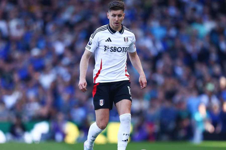 Wrexham enter talks with Fulham captain Cairney