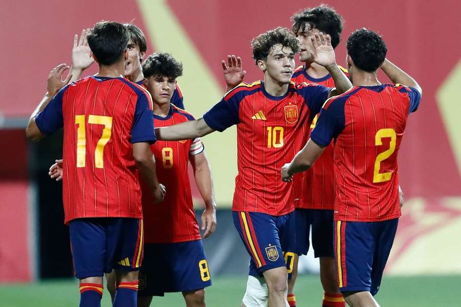 Thiago Pitarch celebra con sus compañeros su gol ante México