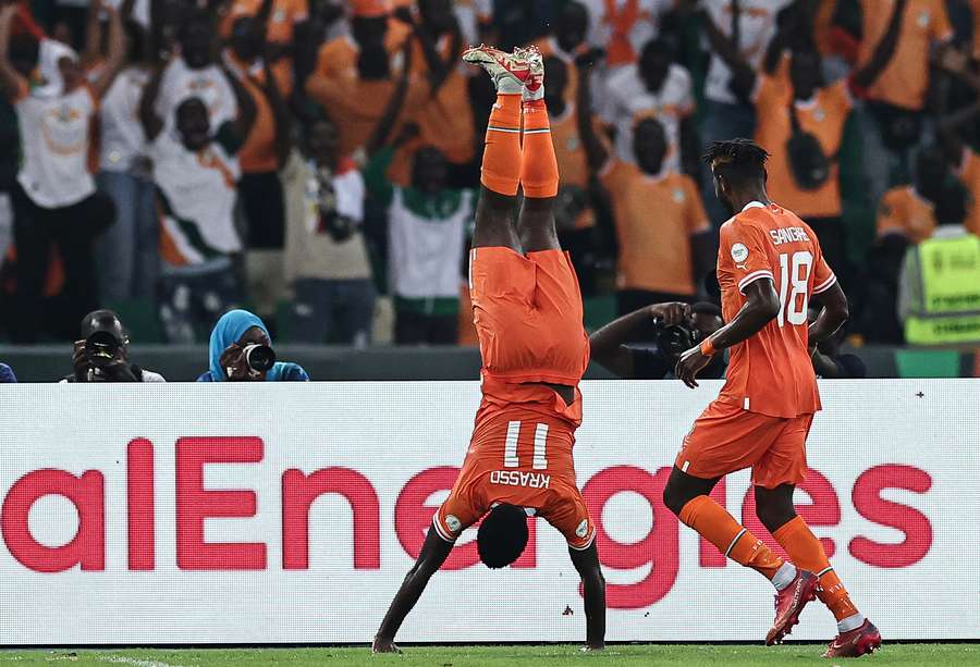 Krasso celebra de manera acrobática el segundo gol de Costa de Marfil
