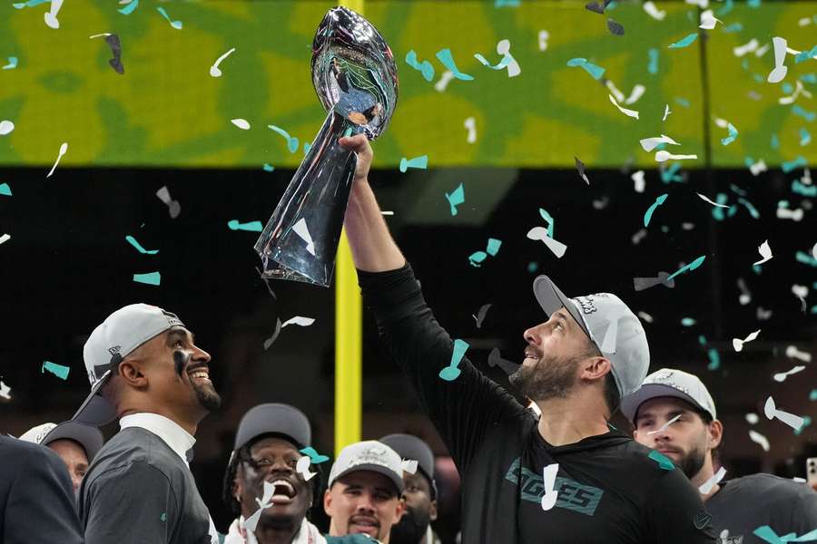 Jalen Hurts e Nick Sirianni erguem o Vince Lombardi