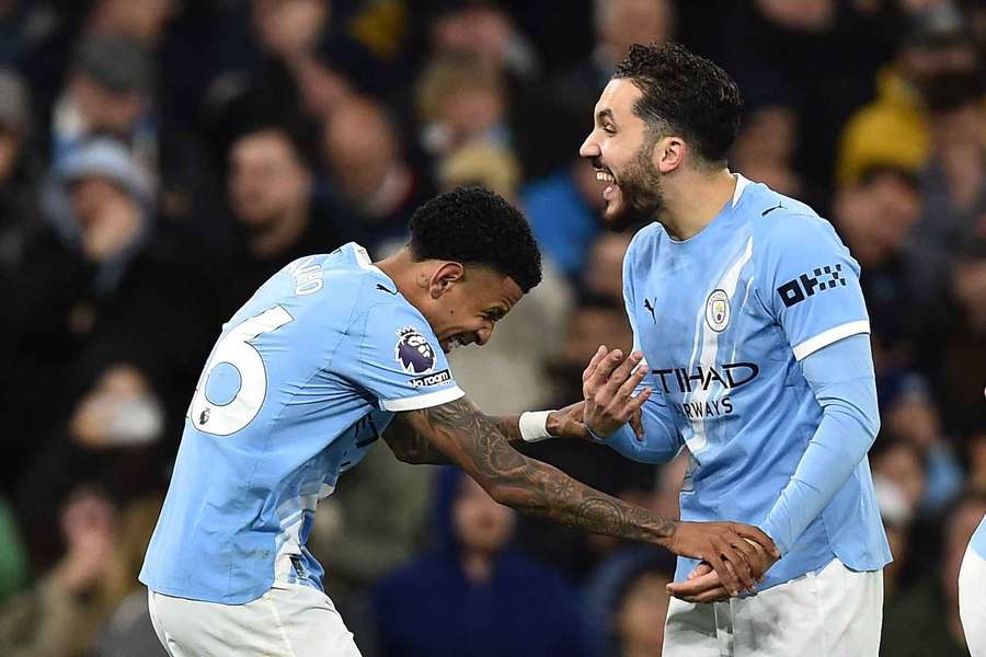 Cherki y Savinho celebran un gol en la Premier