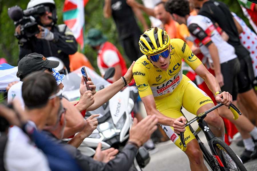 Fanoušci na Tour de France jsou velmi blízko samotným závodníkům – své o tom ví i Tadej Pogačar.