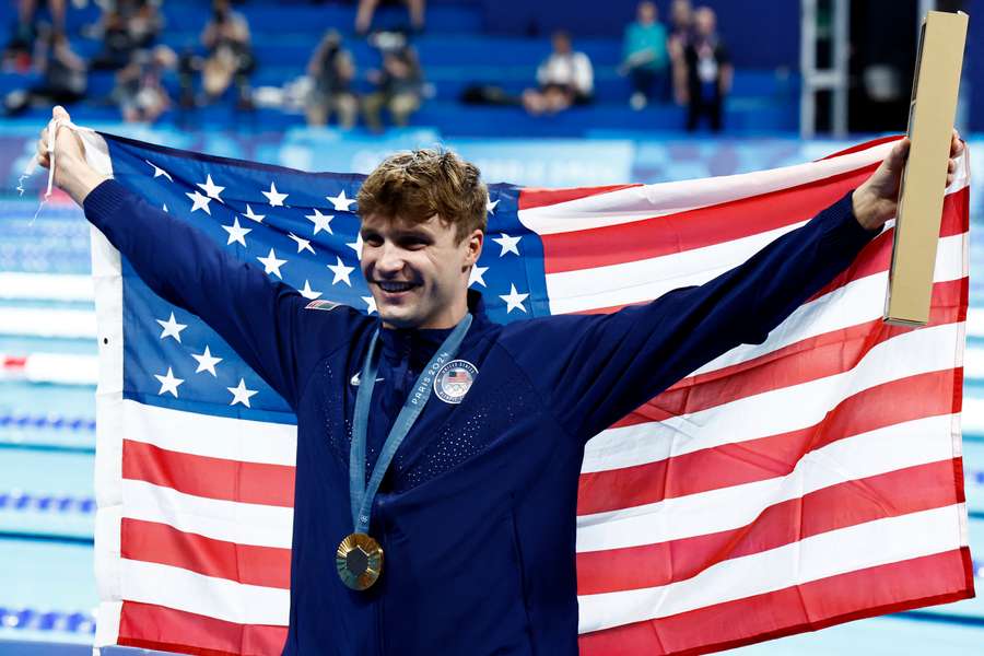 Gold medallist Bobby Fine lifts US flag