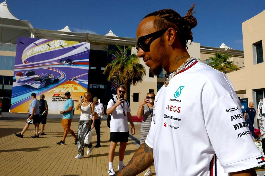 Hamilton no está contento con la FIA 