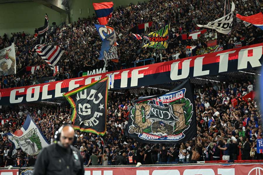 La tribune des supporters parisiens au Parc des Princes contre Bratislava. La tribune des supporters parisiens au Parc des Princes contre Bratislava.