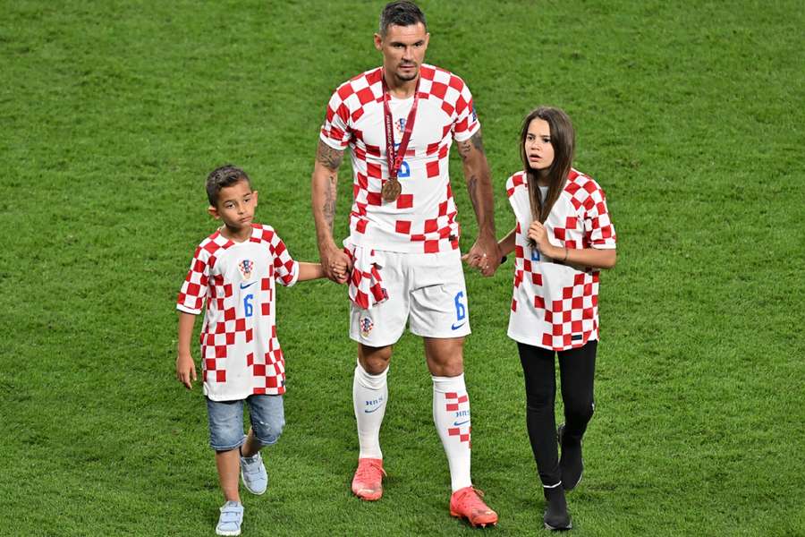 Dejan Lovren met zijn kinderen na de medaille-uitreiking op het WK