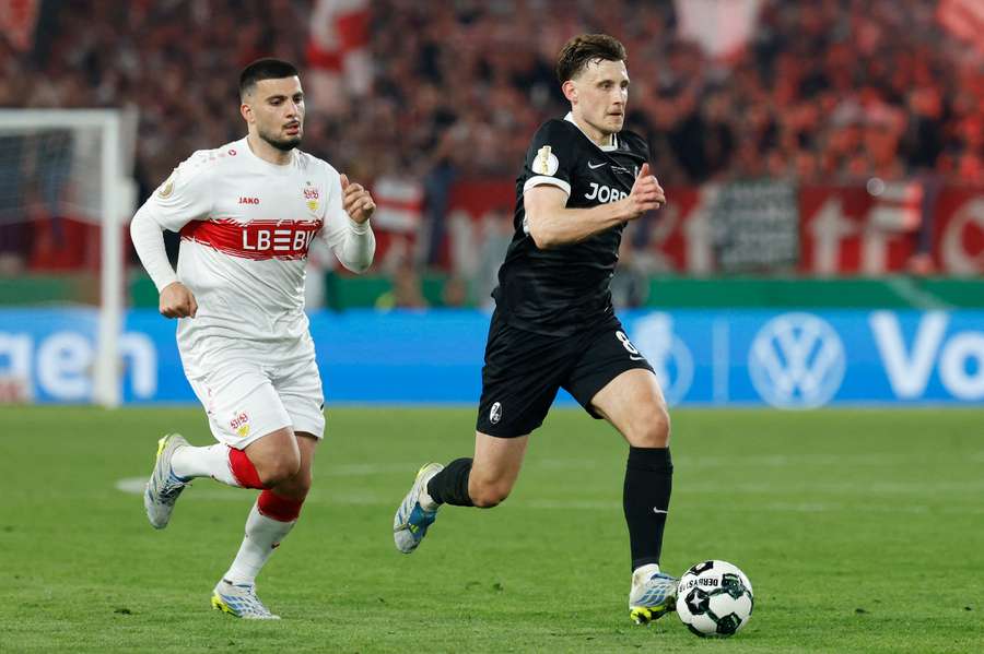 Undav (l.) im Laufduell mit Eggestein (r.)