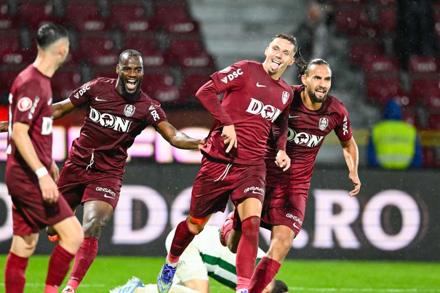Louis Munteanu, Virgiliu Postolachi și Aly Abeid sărbătoresc un gol în timpul partidei dintre CFR 1907 Cluj și Paksi FC 