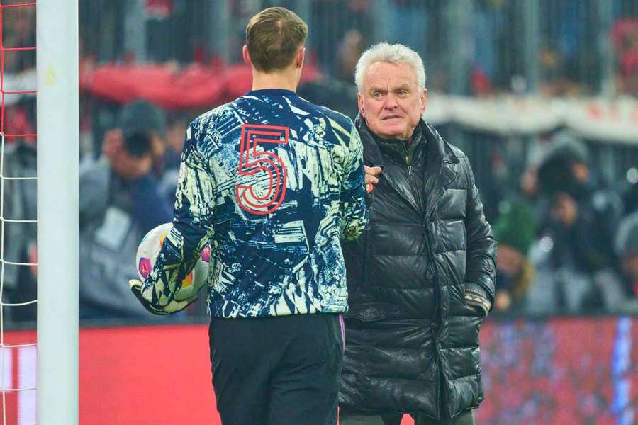 Sepp Maier (à direita) é a favor do regresso de Neuer como guarda-redes