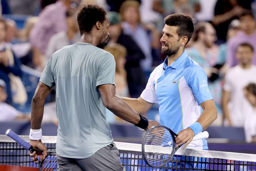 Fransk tennis-veteran taber for 19.gang i træk til Djokovic