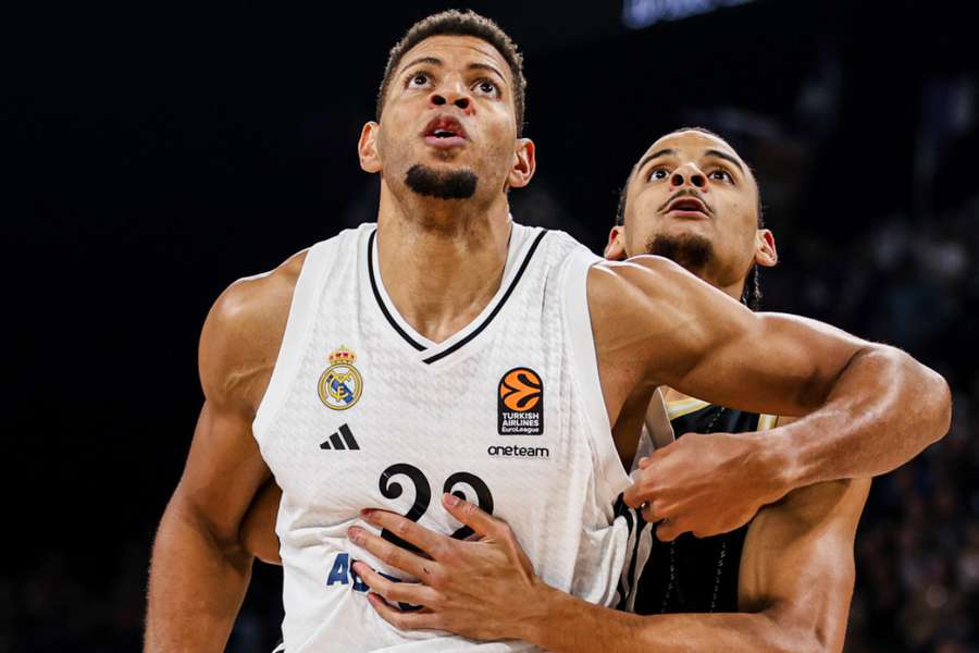 Edy Tavares pelea por un balón