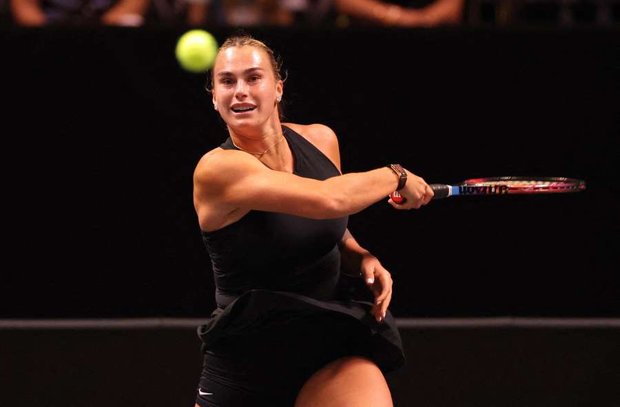 Aryna Sabalenka en action lors d’un match d’exhibition face à Nick Kyrgios à Dubaï en décembre 2025.