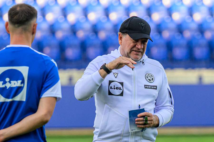 Weiss si uvedomuje silu Kazachov. Weiss si uvedomuje silu Kazachov.