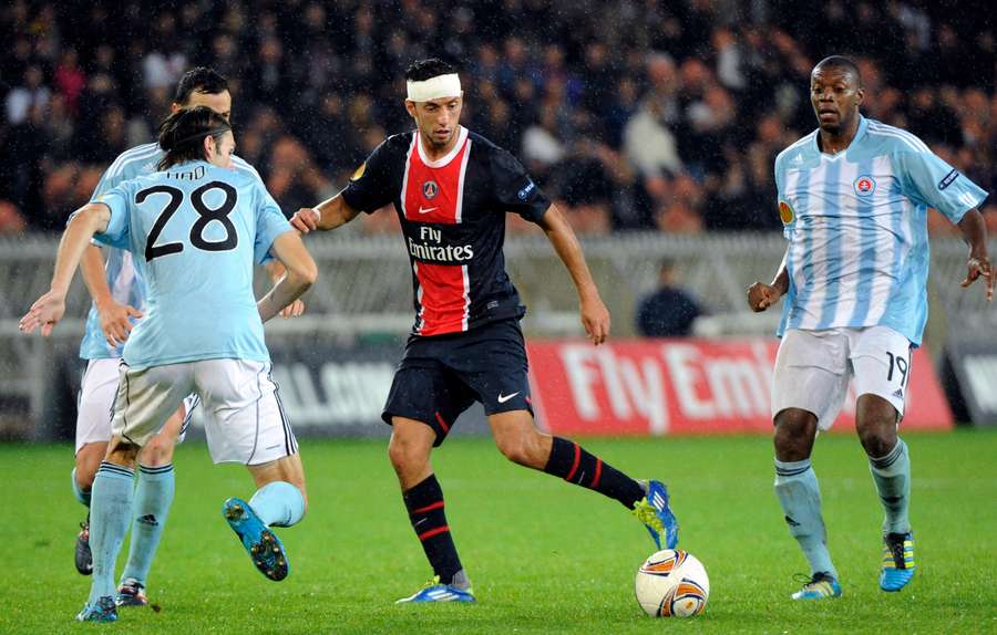 Nenê, attaquant du Paris Saint-Germain, au duel avec le défenseur du Slovan Bratislava Marián Had lors du match de Ligue Europa entre le PSG et le Slovan Bratislava, le 3 novembre 2011 au Parc des Princes. Nenê, attaquant du Paris Saint-Germain, au duel avec le défenseur du Slovan Bratislava Marián Had lors du match de Ligue Europa entre le PSG et le Slovan Bratislava, le 3 novembre 2011 au Parc des Princes.