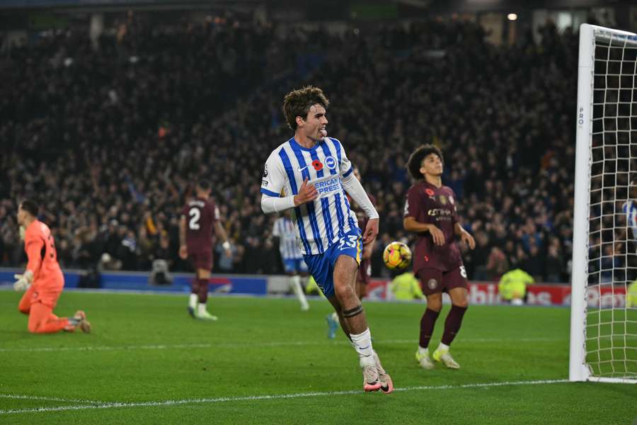 Matt O'Riley viert zijn winnende doelpunt tegen Manchester City