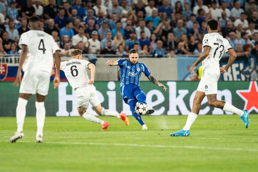 Tigran Barseghian forsøger et skud på mål i kampen mod FC Midtjylland