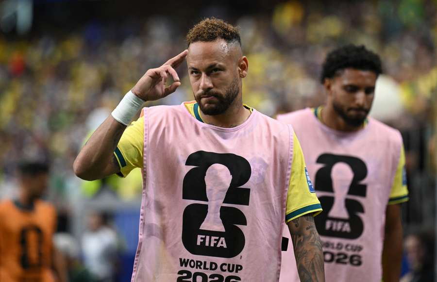 Neymar saluta da bordo campo Neymar saluta da bordo campo