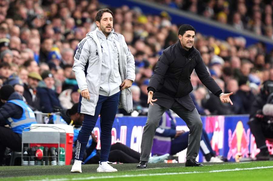 Jover (vlevo) je důležitým článkem týmu Mikela Artety (vpravo). Jover (vlevo) je důležitým článkem týmu Mikela Artety (vpravo).