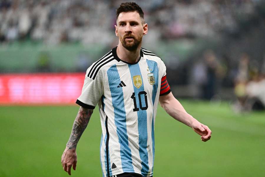 L'argentino Lionel Messi guarda durante un'amichevole di calcio contro l'Australia