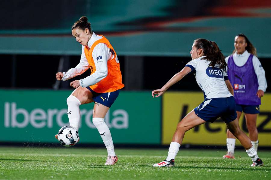 Stephanie Ribeiro no treino da Seleção