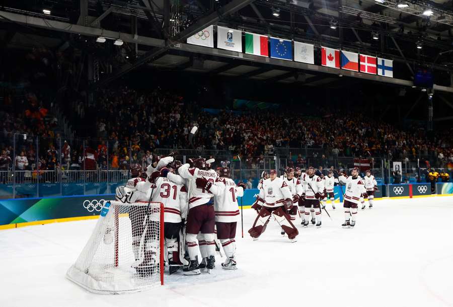 Lotyši slaví překvapivou výhru. Lotyši slaví překvapivou výhru.