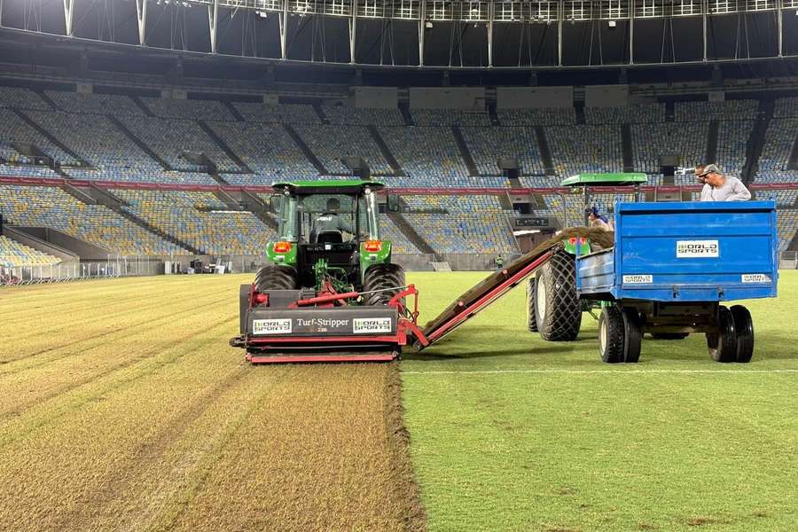 Raspagem dá início ao processo de revitalização do gramado do Maracanã