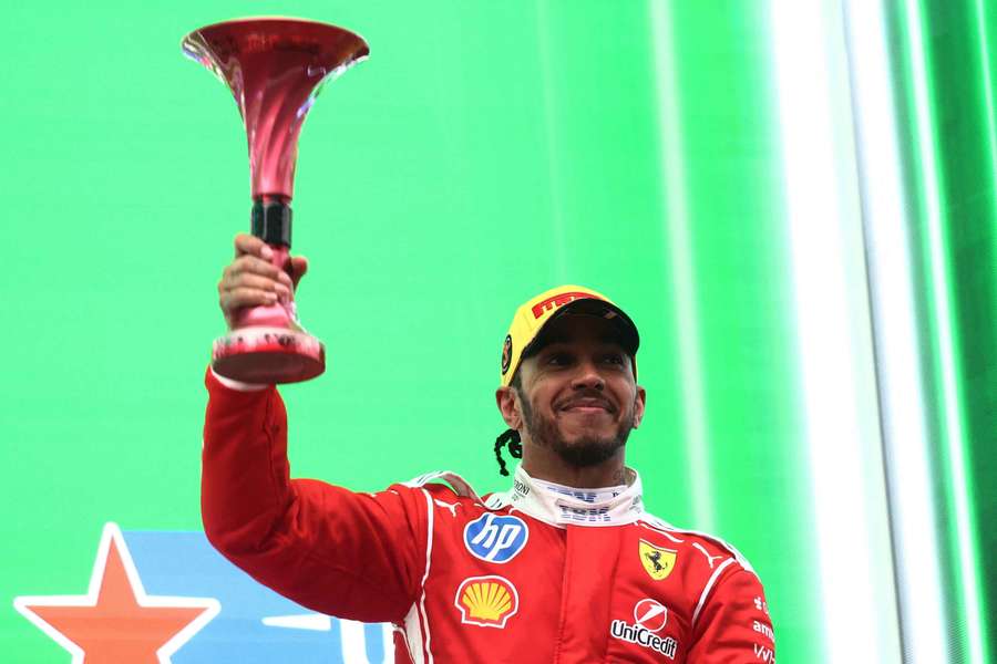 Lewis Hamilton celebra con el trofeo en el podio tras terminar tercero en el Gran Premio de China Lewis Hamilton celebra con el trofeo en el podio tras terminar tercero en el Gran Premio de China