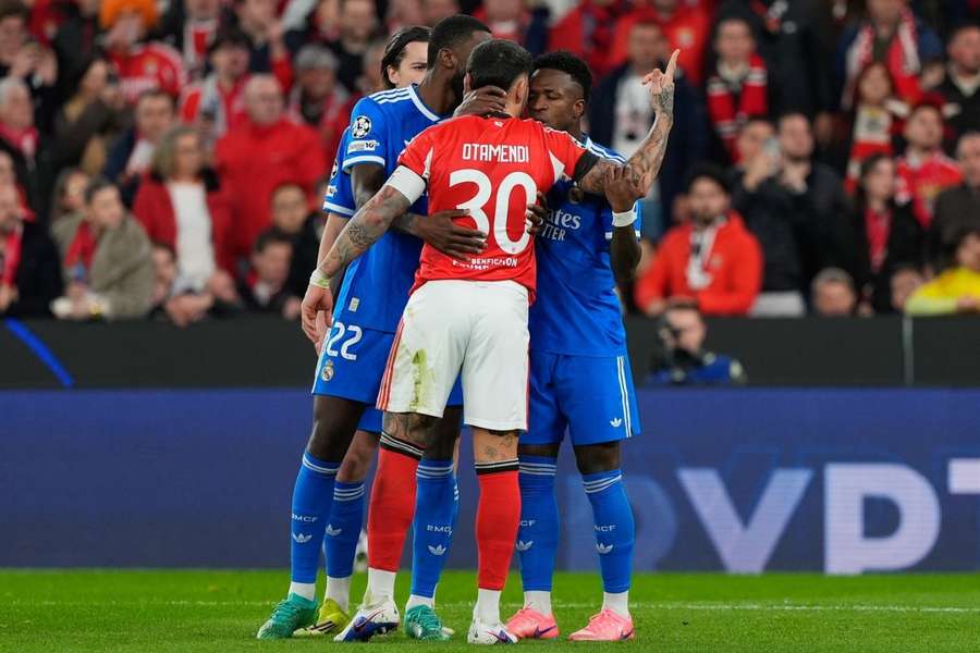 Otamendi ante Vinícius, con Rüdiger en el medio Otamendi ante Vinícius, con Rüdiger en el medio