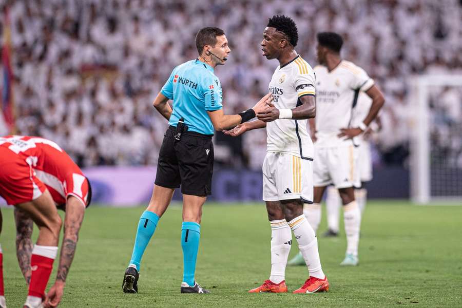 Hernández Maeso dialoga con Vinicius Júnior en el Santiago Bernabéu.