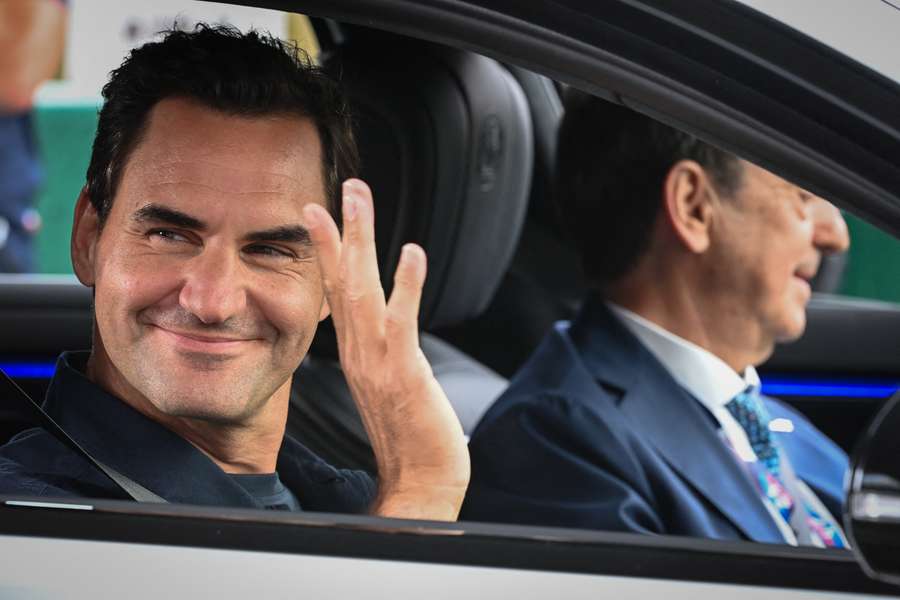 Roger Federer saluda al público.