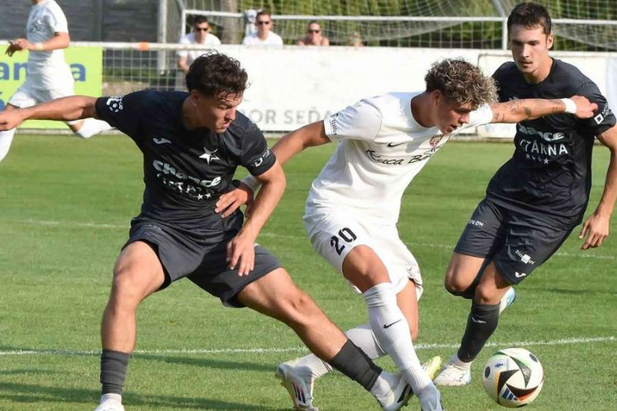 Postará se Lanžhot proti Plzni o další senzaci v MOL Cupu? Přes HS Kroměříž přešel. Postará se Lanžhot proti Plzni o další senzaci v MOL Cupu? Přes HS Kroměříž přešel.