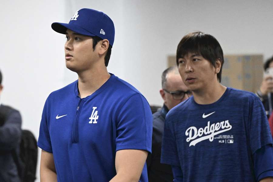 El intérprete Ippei Mizuhara (derecha) fue puesto en libertad bajo fianza acusado de robar 16 millones de dólares a la estrella de los Dodgers de Los 