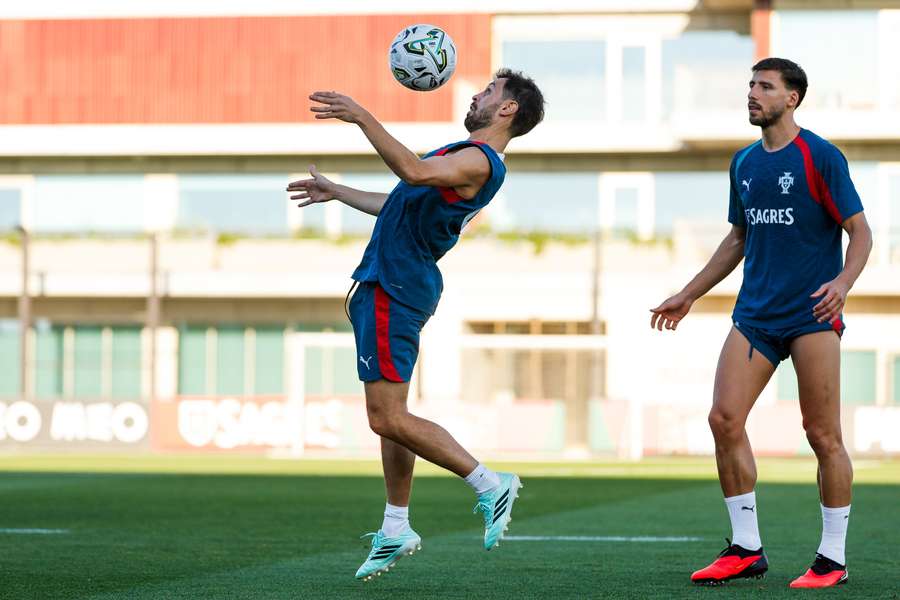 Portugal faz o último treino antes do duelo com o País de Gales Portugal faz o último treino antes do duelo com o País de Gales