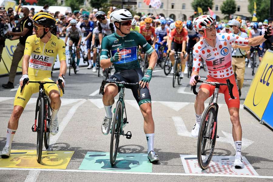 Adam Yates (UAE Team Emirates), Jasper Philipsen (Alpecin-Deceuninck) en Neilson Powless(EF Education-EasyPost) voor de start van de vijfde etappe