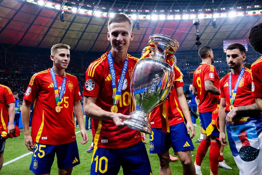 Dani Olmo posa com o troféu do Euro-2024