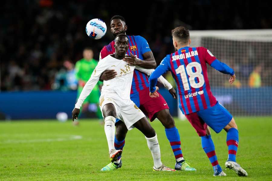 Garang Kuol disputa un balón en un partido contra el FC Barcelona.