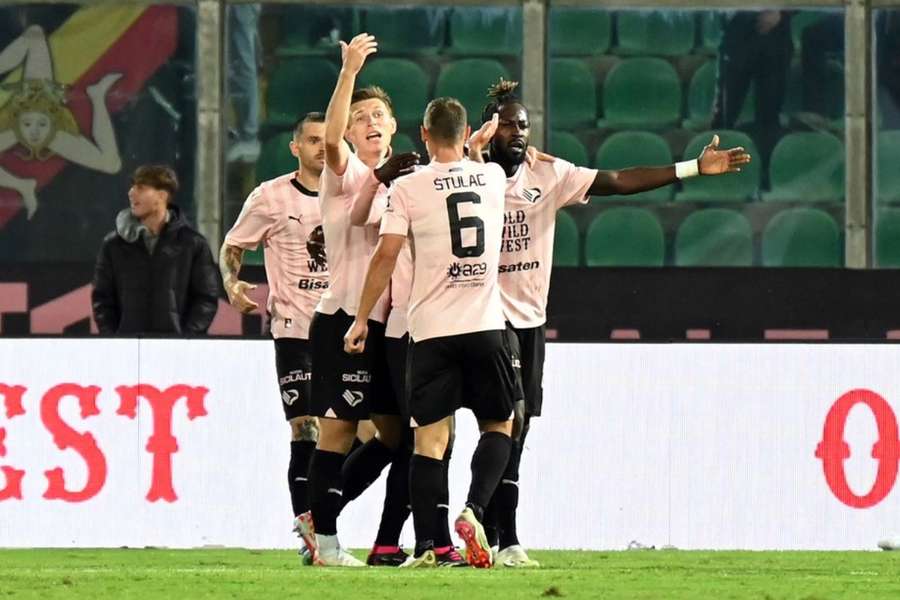 L'esultanza dei giocatori del Palermo