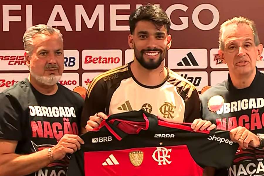 O meia jogou primeiro, e foi apresentado depois O meia jogou primeiro, e foi apresentado depois