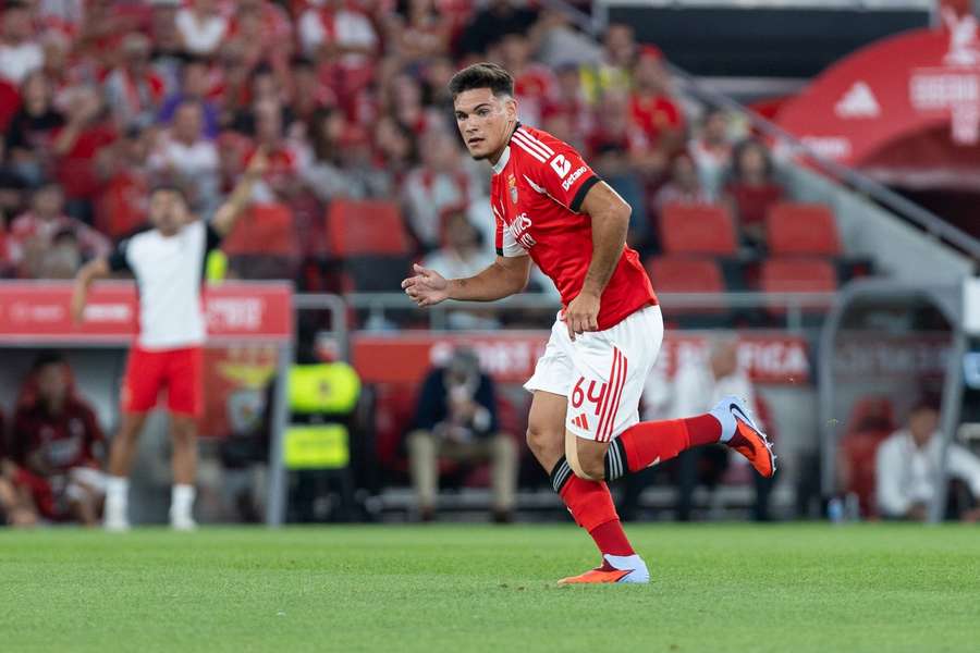 Šéf Barcelony Deco zahájil jednání s agenty ohledně obránce Benficy Oliveiry
