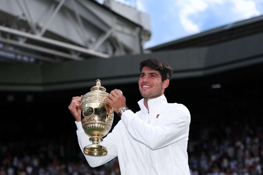 Alcaraz feliz após conquistar segundo troféu em Wimbledon