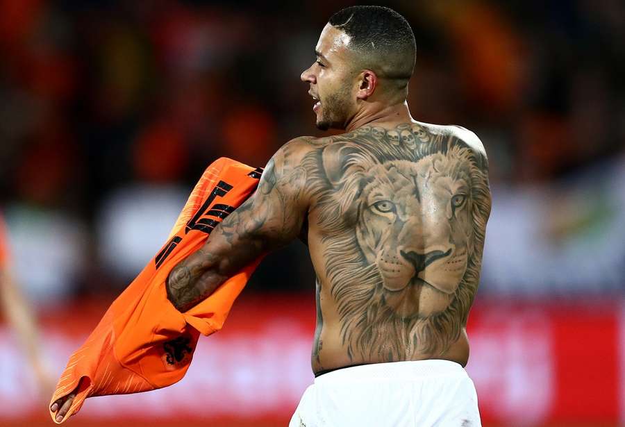Memphis Depay shows his lion tattoo after scoring against Northern Ireland