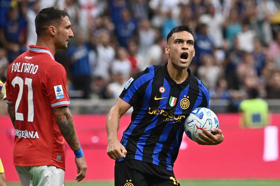 Lautaro Martinez celebra il gol contro il Napoli