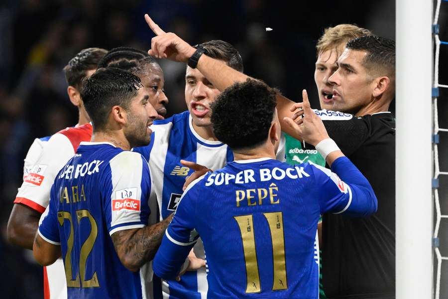 Momento en el que Fábio Veríssimo anuló el gol del Oporto Momento en el que Fábio Veríssimo anuló el gol del Oporto