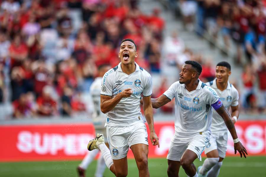 O zagueiro Gustavo Martins abriu o placar para o Grêmio