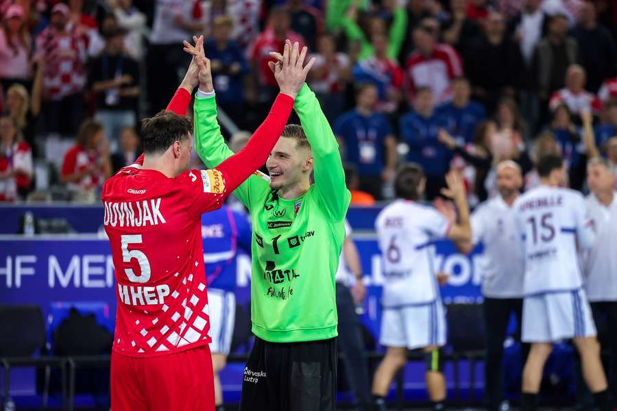 Duvnjaks (l.) und Kuzmanovic fordern Portugal oder Dänemark im Finale