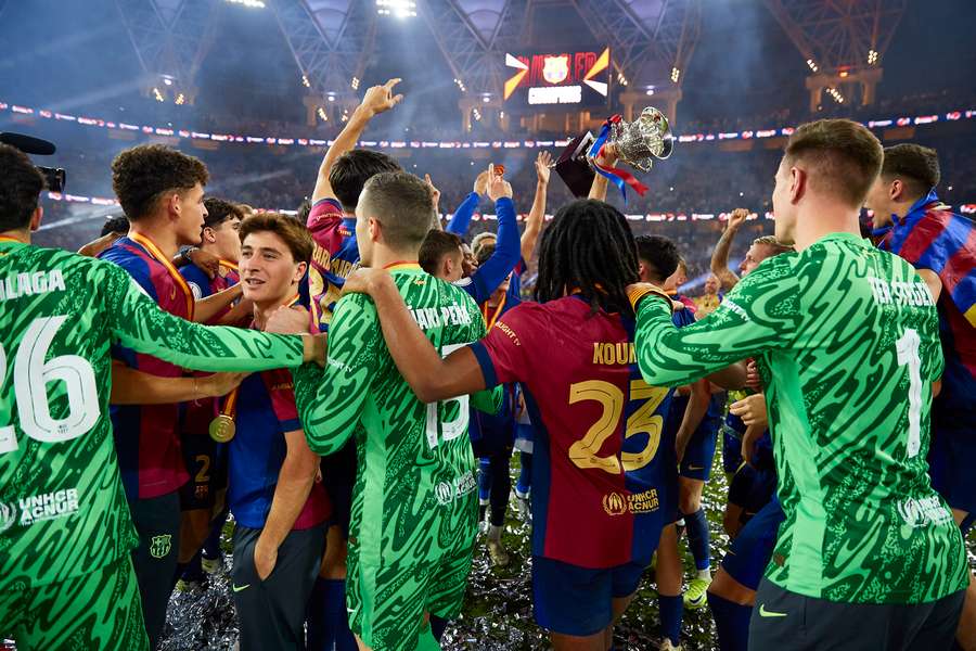 Jugadores del Barça celebrando el título de la Supercopa Jugadores del Barça celebrando el título de la Supercopa
