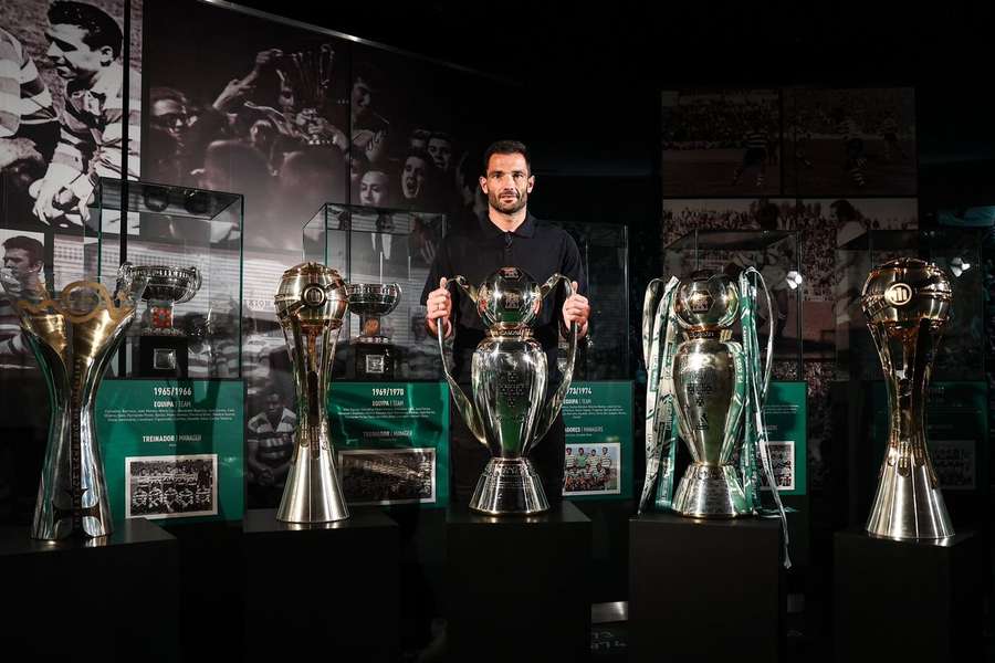 Antonio Adán com os cinco troféus conquistados no Sporting