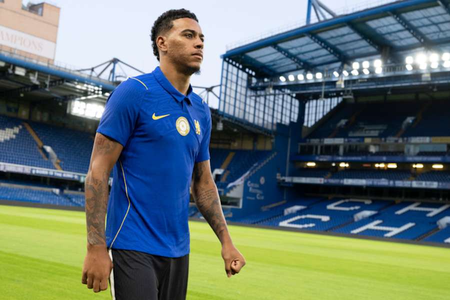 Morgan Rogers na obhlídce Stamford Bridge.